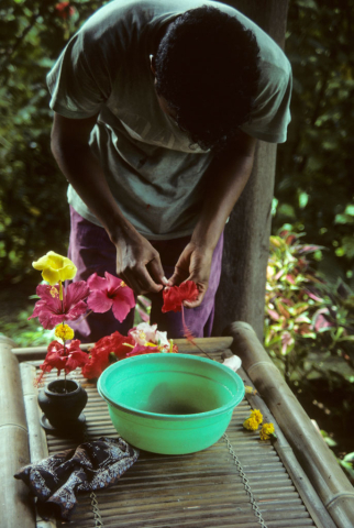 Arrange flowers, Ubud Inn