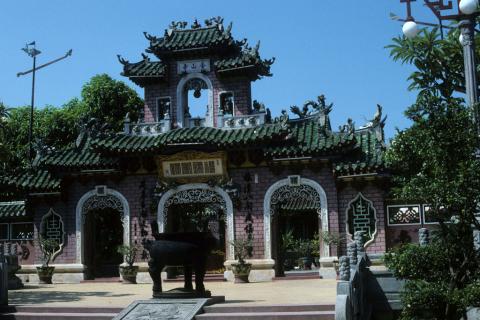 Arched doorways and walled entrance into Fukian Chinese assembly hall at Hoi An